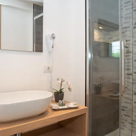 Mini House App To 3 Apartment *